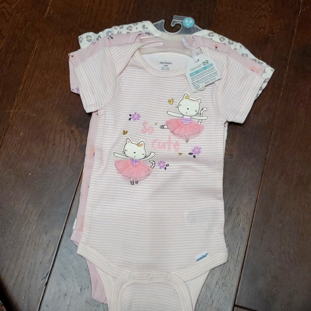 Three piece gerber onsie set NWT